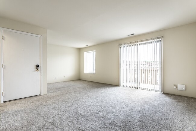 Scarborough Lake Apartments in Indianapolis, IN - Foto de edificio - Building Photo
