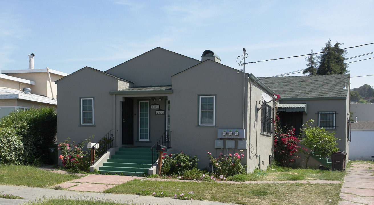 7320-7322 Hillside St in Oakland, CA - Foto de edificio