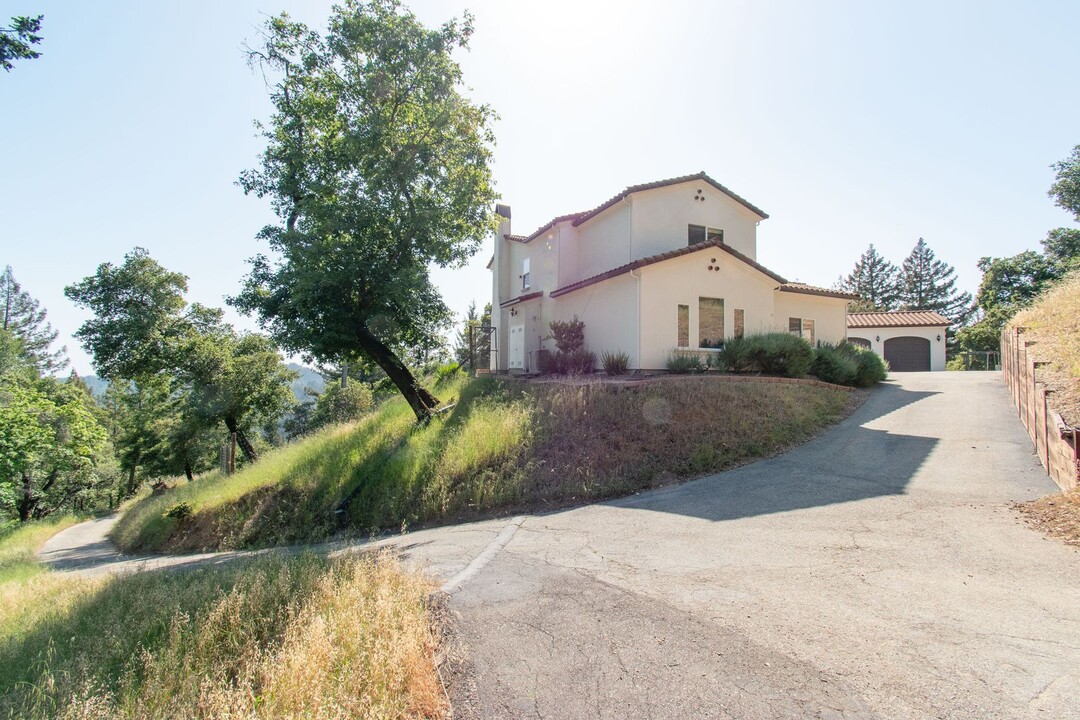 16035 Redwood Lodge Rd in Los Gatos, CA - Foto de edificio