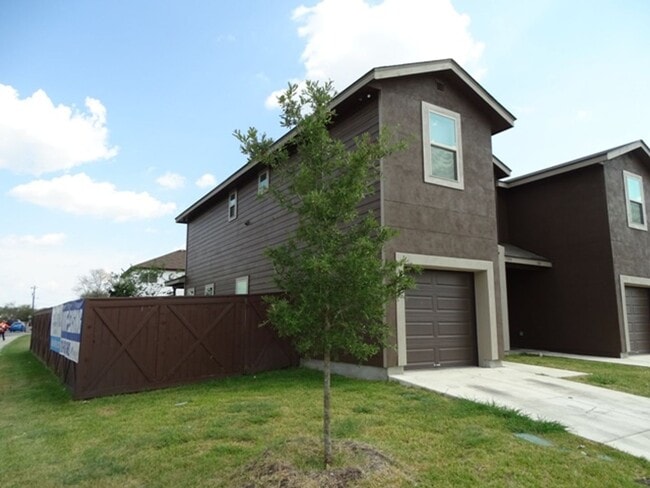 7054 Lakeview Dr, Unit #101 in San Antonio, TX - Building Photo - Building Photo