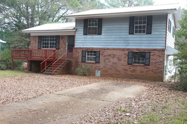 property at 2004 Coves Ct