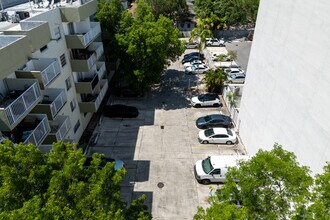 Biscayne Cove in Miami, FL - Building Photo - Building Photo