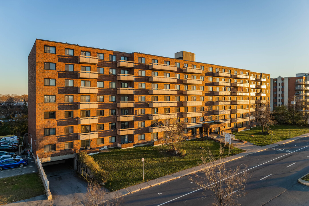 Tour Thimens in St. Laurent, QC - Building Photo