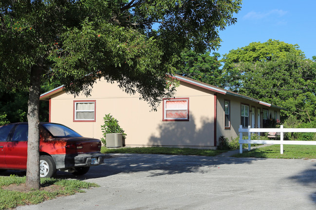 4107 42nd Way S in Lake Worth, FL - Building Photo - Building Photo