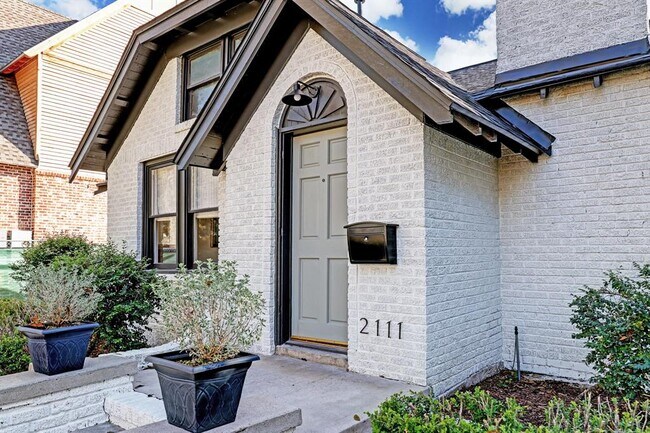 2111 Bartlett St in Houston, TX - Building Photo - Building Photo