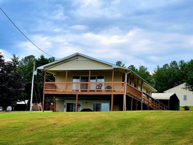 104 Juniper Ln in Moneta, VA - Foto de edificio