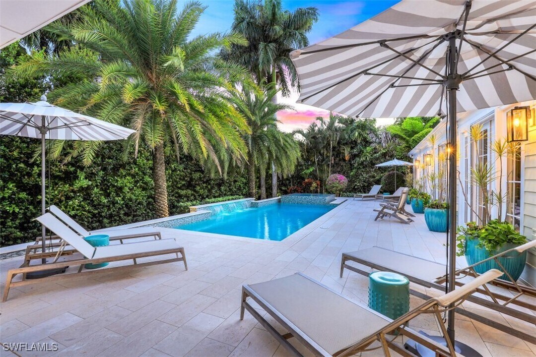 154 4th Ave N in Naples, FL - Foto de edificio