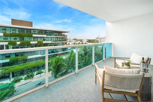 2301 Collins Ave, Unit APT 630 in Miami Beach, FL - Foto de edificio - Building Photo