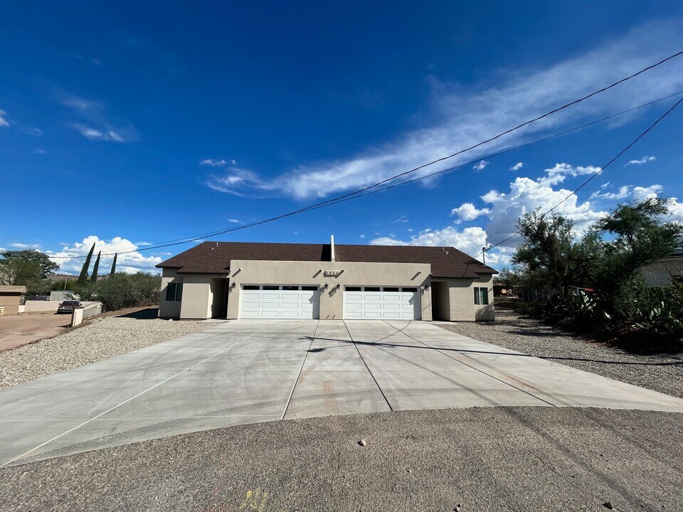 1324 Renda Ct in Rio Rico, AZ - Building Photo