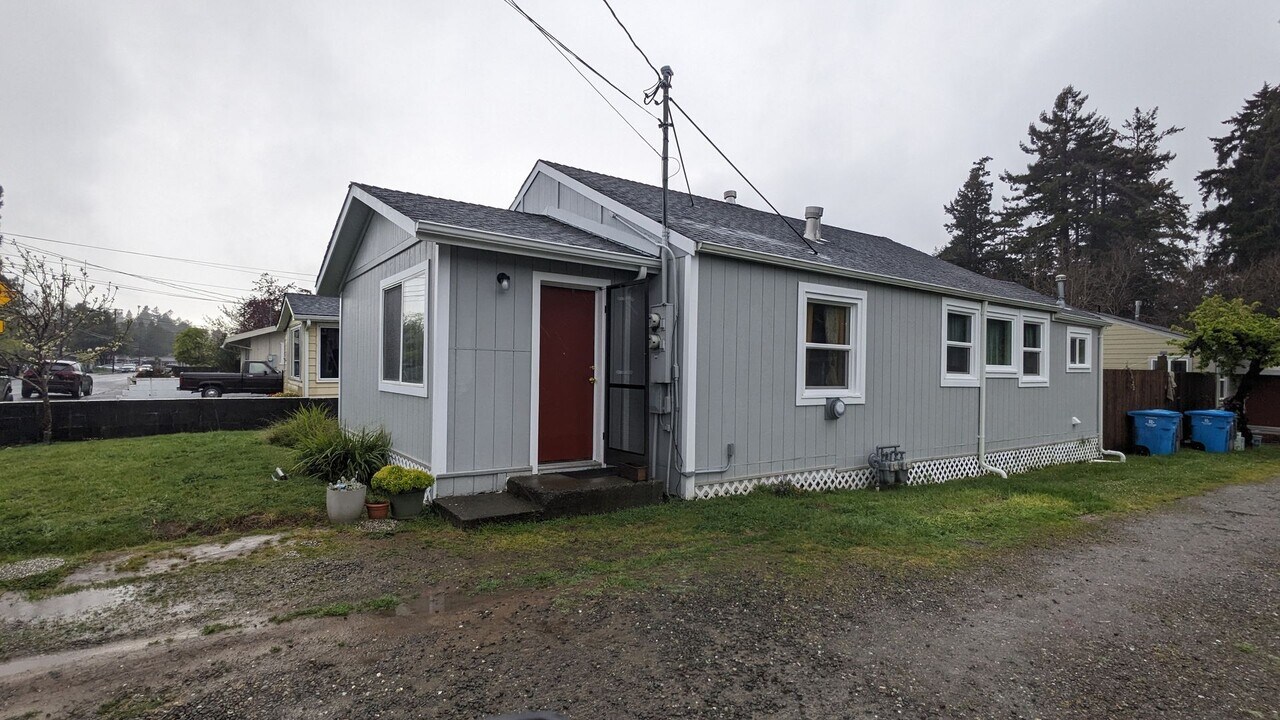 2069 Holly St in Eureka, CA - Building Photo