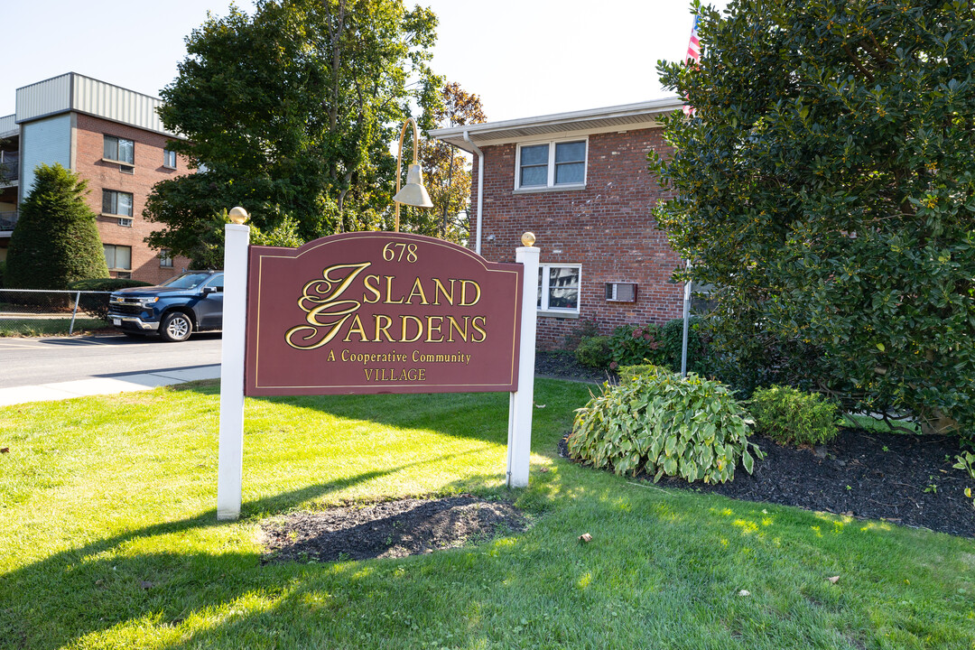 Island Gardens Apartments in Farmingdale, NY - Building Photo