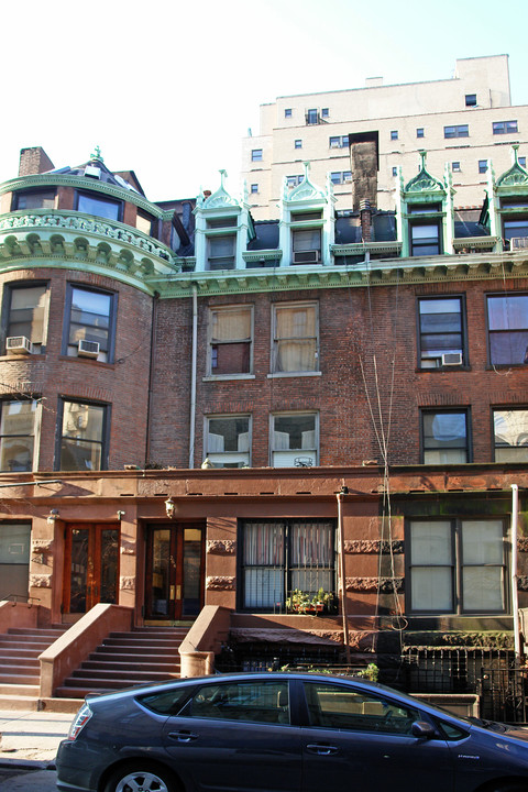 264 W 73rd St in New York, NY - Building Photo