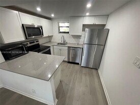 8290 Lake Dr in Doral, FL - Building Photo