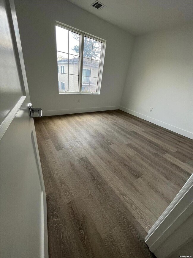 66 Graywood Rd in Port Washington, NY - Building Photo - Building Photo