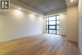 24 Augusta St in Hamilton, ON - Building Photo - Building Photo