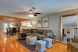 10027 Timberwood Dr in Houston, TX - Building Photo - Building Photo