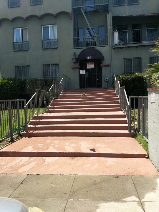 1801 N Kingsley Dr, Unit 3930-24 in Los Angeles, CA - Building Photo