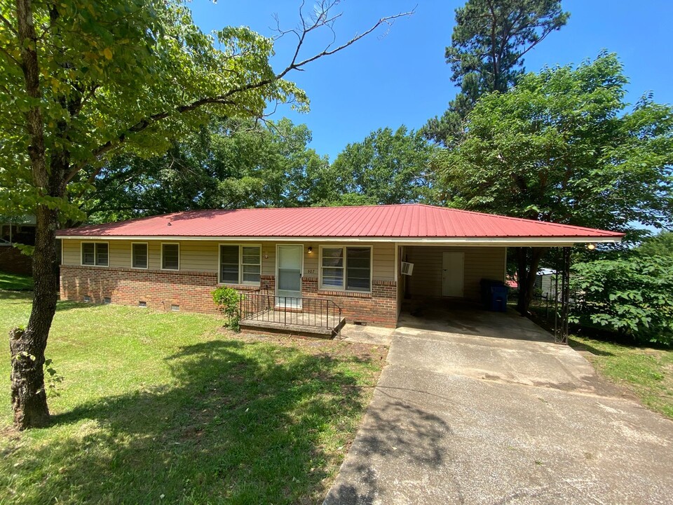 607 13th Ave NE in Jacksonville, AL - Building Photo