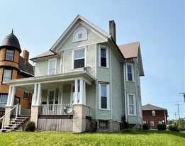 221 E Lincoln Ave in New Castle, PA - Building Photo