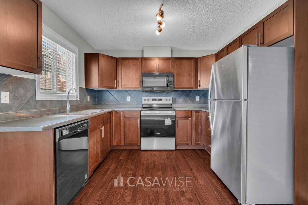 655-655 Tamarack Rd NW in Edmonton, AB - Building Photo