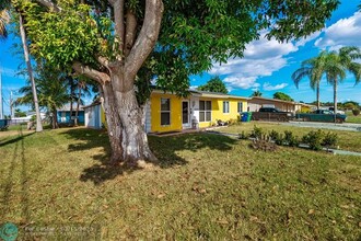 3645 NW 195th Terrace in Miami Gardens, FL - Foto de edificio - Building Photo