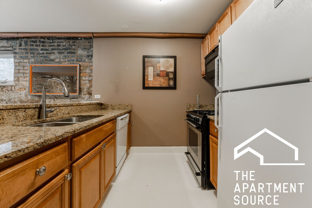 241 W Scott St in Chicago, IL - Building Photo