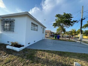 3275 NW 11th St-Unit -1 in Miami, FL - Building Photo - Building Photo