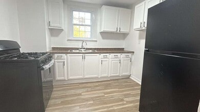 275 Greensburg Pike in North Versailles, PA - Foto de edificio - Building Photo