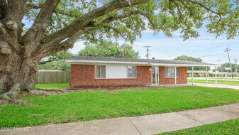 100 Maple Dr in Lafayette, LA - Building Photo