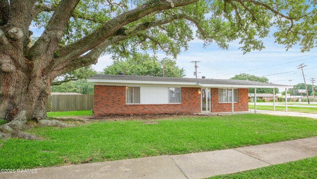 100 Maple Dr in Lafayette, LA - Building Photo - Building Photo