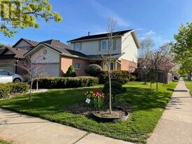 1072 Stephenson Dr in Burlington, ON - Building Photo