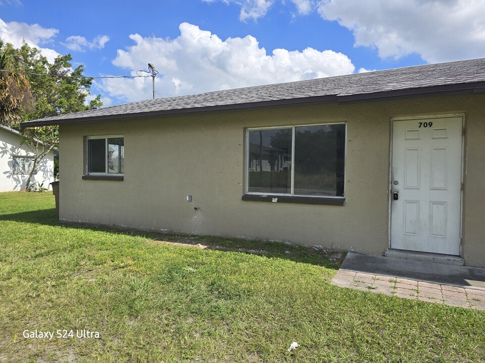 709 Gordon Ave S in Lehigh Acres, FL - Building Photo