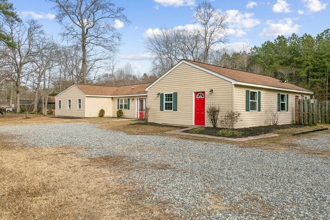 8157 Sheffield Dr in Gloucester, VA - Building Photo - Building Photo