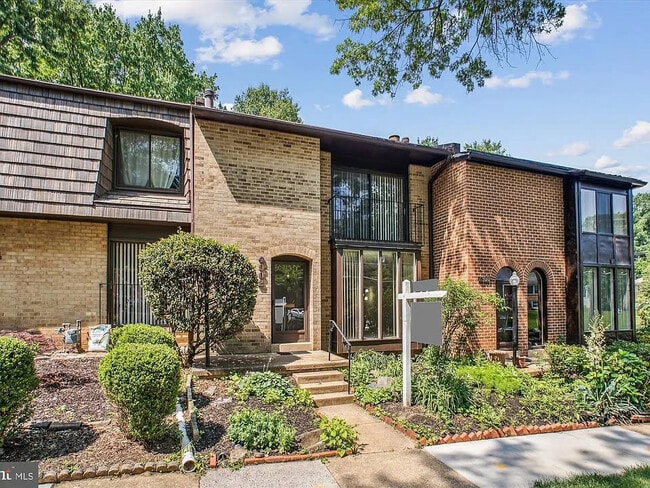 property at 4902 Sauquoit Ln