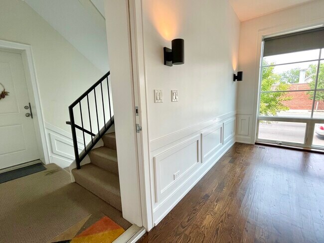 2453 W Irving Park Rd in Chicago, IL - Building Photo - Building Photo