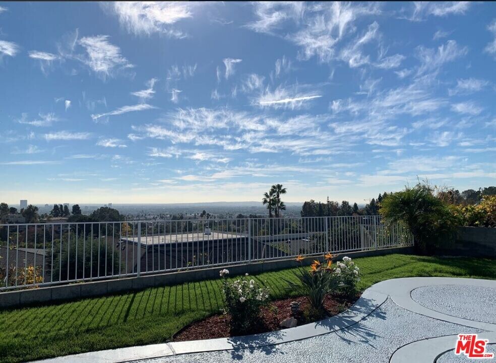 5248 Los Encantos Way in Los Angeles, CA - Building Photo