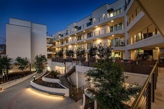 CC Tan Center in Glendale, CA - Foto de edificio - Building Photo