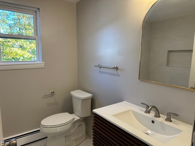 132 Edgehill Rd in Norwood, MA - Foto de edificio - Building Photo