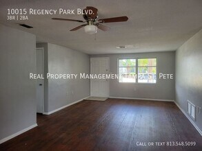 10015 Regency Park Blvd in Port Richey, FL - Building Photo - Building Photo