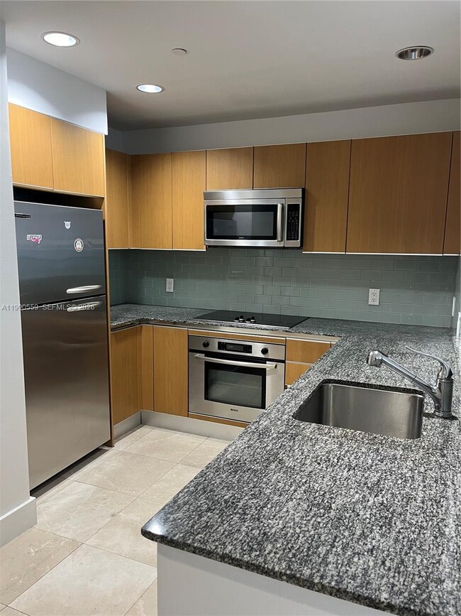 1050 Brickell Ave, Unit 1406 in Miami, FL - Building Photo - Building Photo