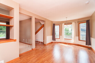 735 Emerald Ave NE in Grand Rapids, MI - Building Photo - Building Photo