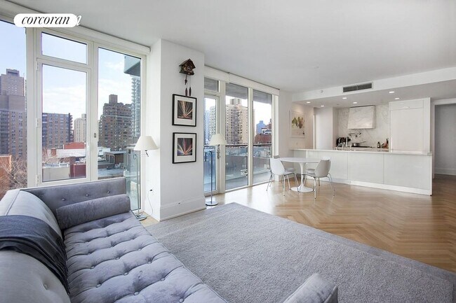 305 E 85th St in New York, NY - Building Photo - Building Photo