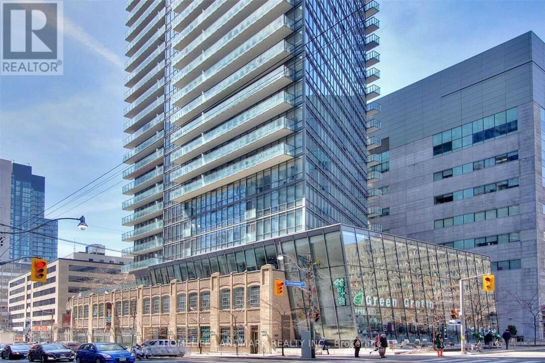 832-2832 Bay St. in Toronto, ON - Building Photo