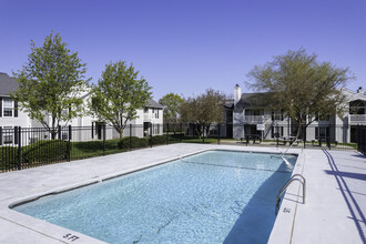 Pinehurst in Kansas City, MO - Foto de edificio - Building Photo