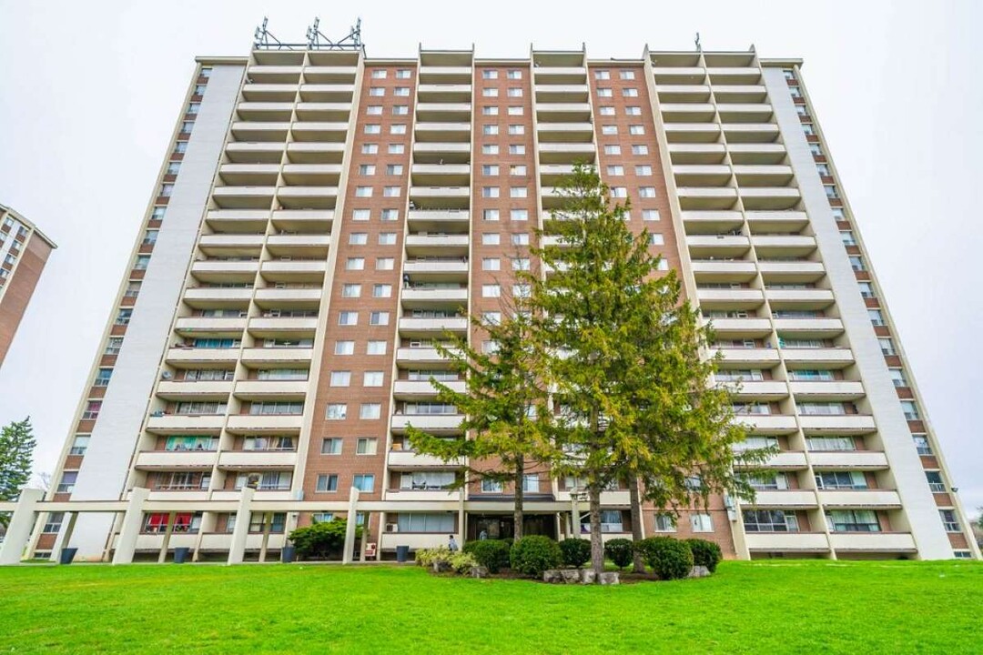 Bentley Apartments in Toronto, ON - Building Photo