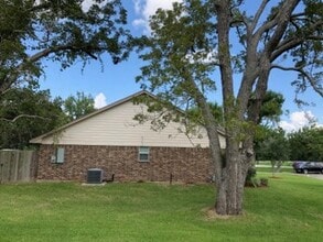 129 Old Angleton Rd in Lake Jackson, TX - Building Photo - Building Photo