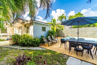 975-977 Southwest 10th Street-SI ID1324004P, Unit SI ID1324004P in Miami, FL - Building Photo - Building Photo