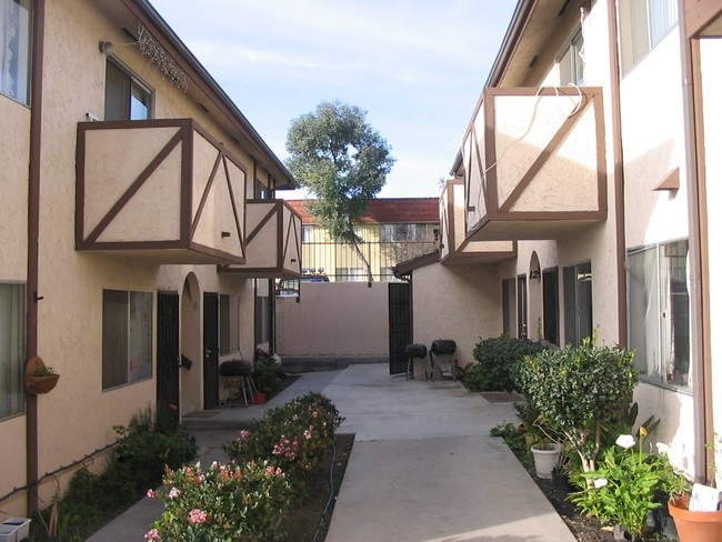 230 Cottonwood Rd in San Ysidro, CA - Building Photo - Building Photo