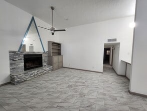 112 Canyon View Ct NE in Albuquerque, NM - Foto de edificio - Building Photo