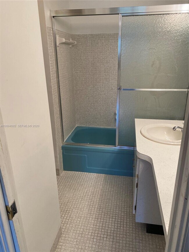 16701 NE 14th Ave in Miami, FL - Foto de edificio - Building Photo